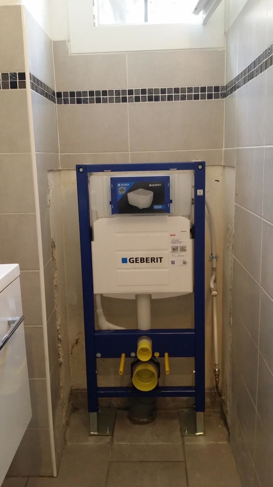 Bâti-support et raccordement d’un WC suspendu en cours d’installation
