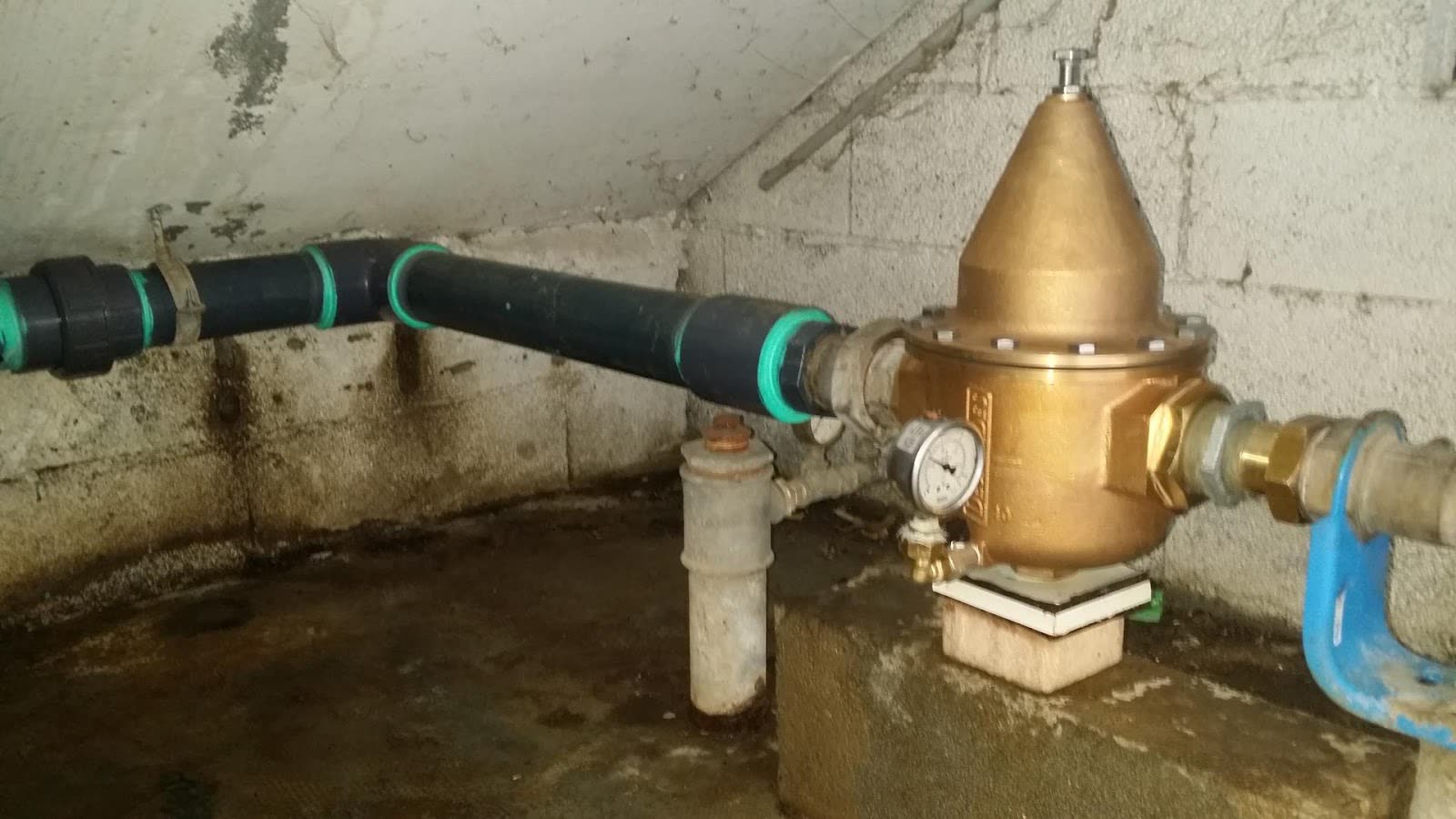 Contrôle d’une conduite d’eau et de ses raccords dans un regard technique