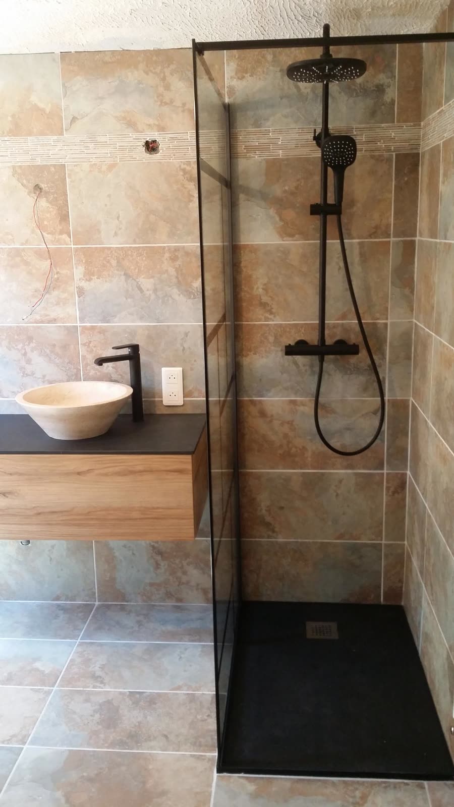 Douche à l’italienne vitrée avec robinetterie apparente