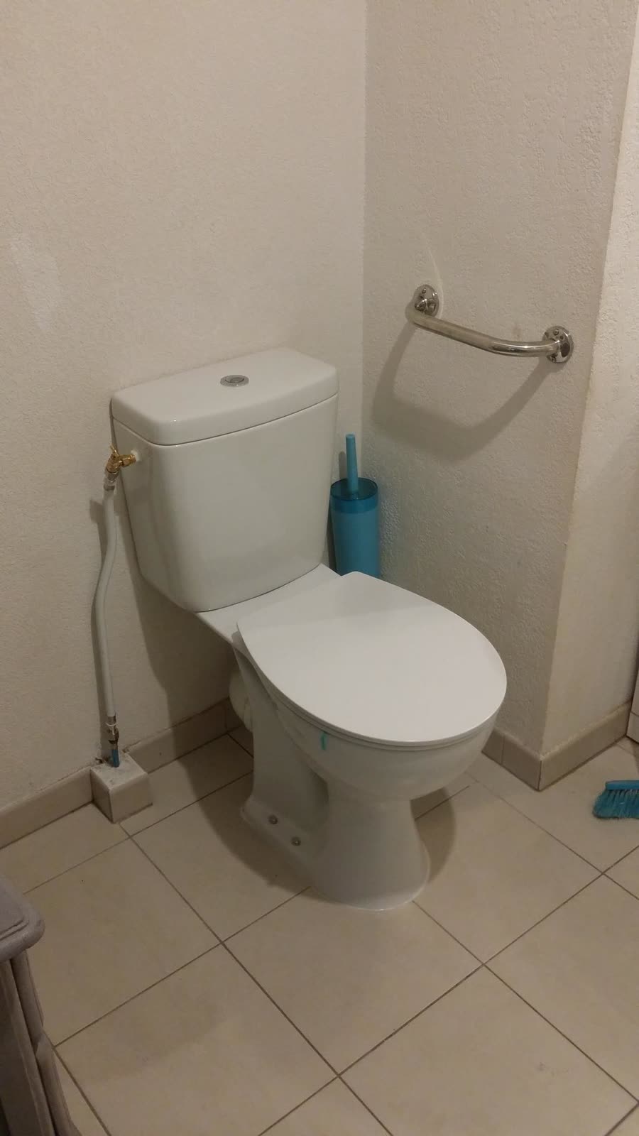WC équipé dans une pièce carrelée avec finitions soignées