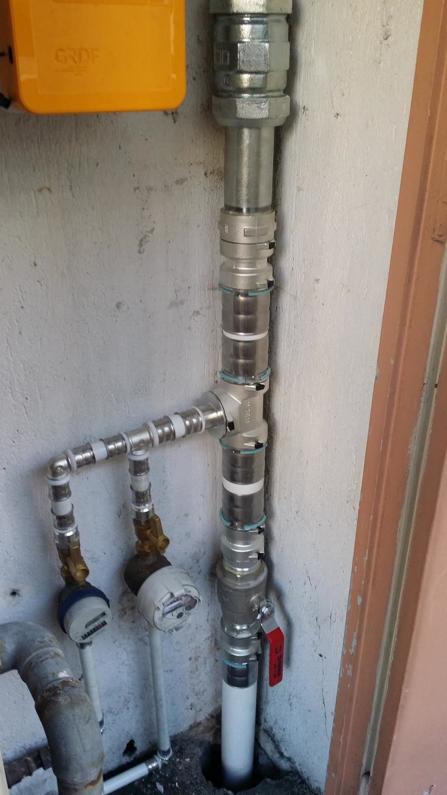 Arrivées d’eau, vannes et raccords d’une installation sanitaire